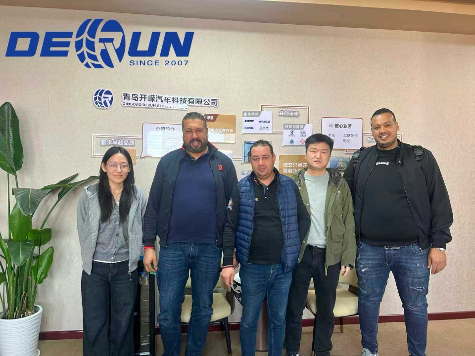 Alžyro klientas aplankė Shandong Derun transporto priemonę Alžyro klientas aplankė Shandong Derun transporto priemonę