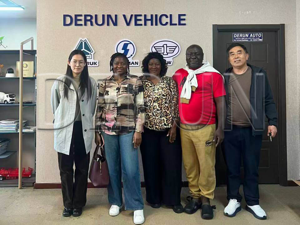 Klientai iš Gabono apsilankė „Derun Auto“ ir įsigijo penkis sunkvežimius